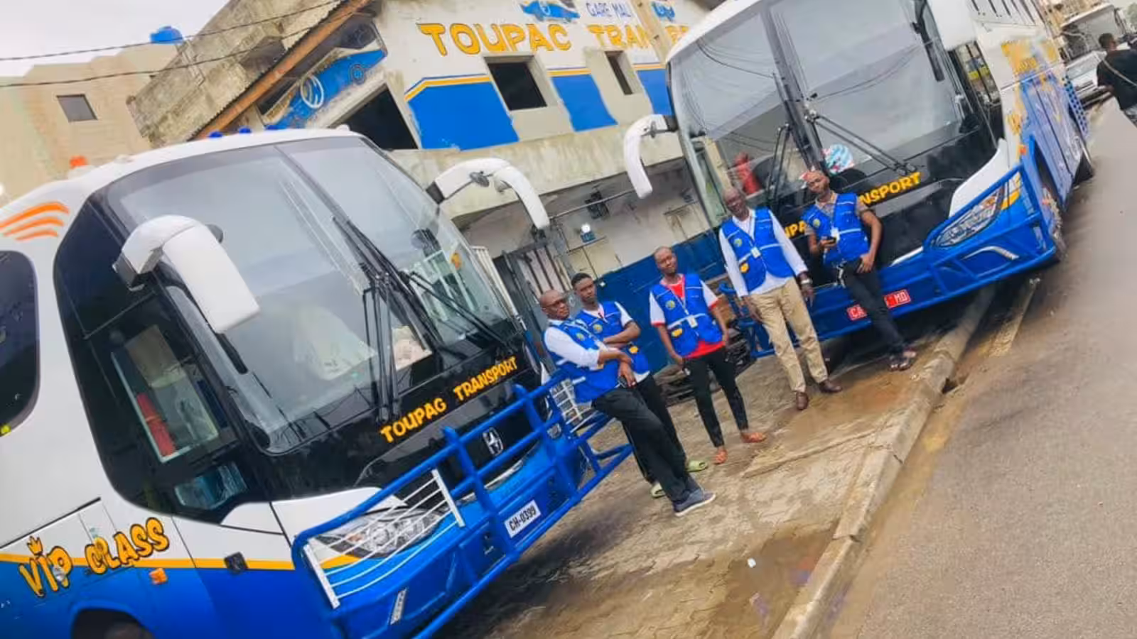 Bus Toupac Transport illustrant le réseau de destinations en Afrique de l'Ouest